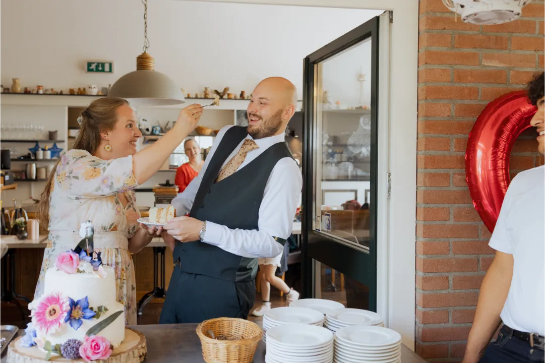 trouwfilm aansnijden taart