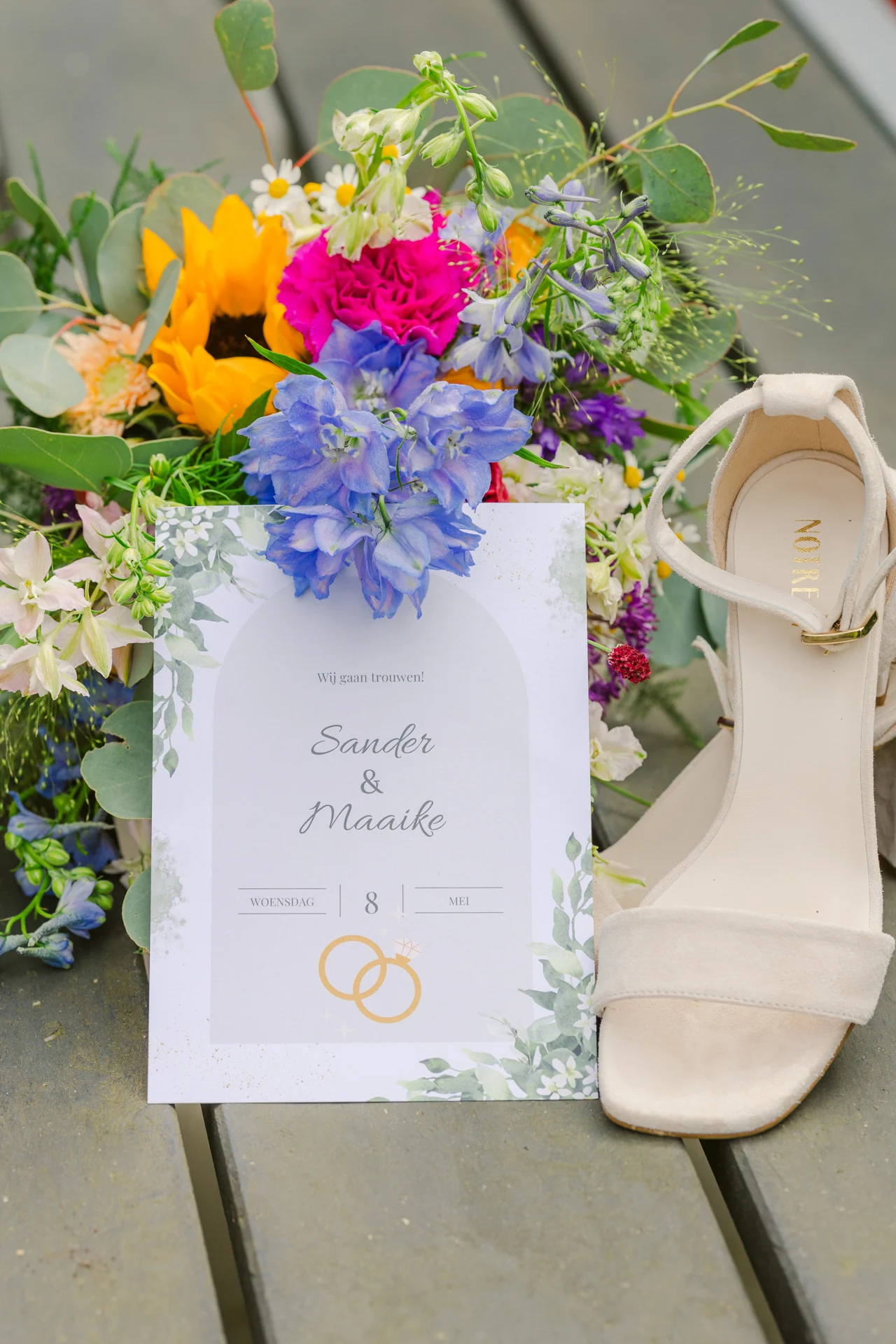 Detailfoto: Boeket met schoenen en uitnodiging voor bruiloft