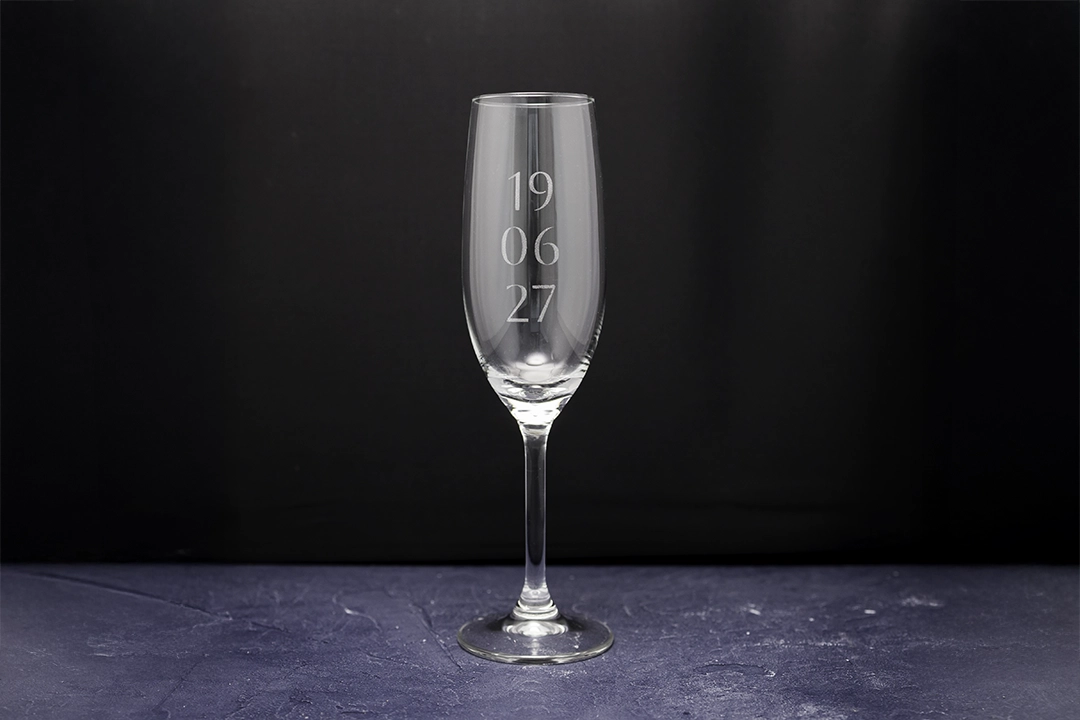 Champagneglas met trouwdatum gegraveerd